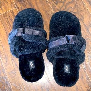 Authentic men UGG slippers. In perfect condition. Never worn.
